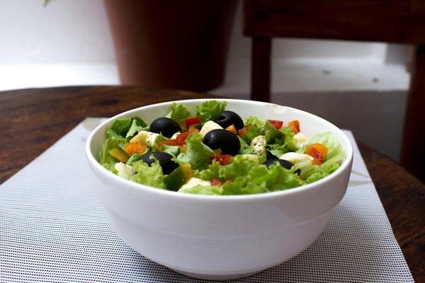 Chaise restaurant Ainhoa : le velours vert sapin au rendez-vous