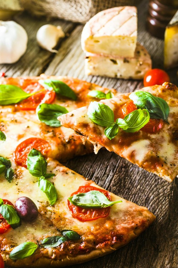Quels conseils pour une pizza margherita avec une sauce tomate maison?